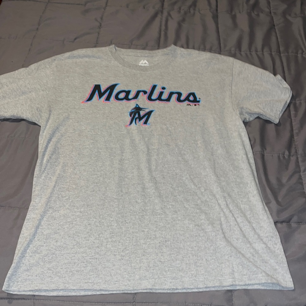 Large gray marlins t shirt